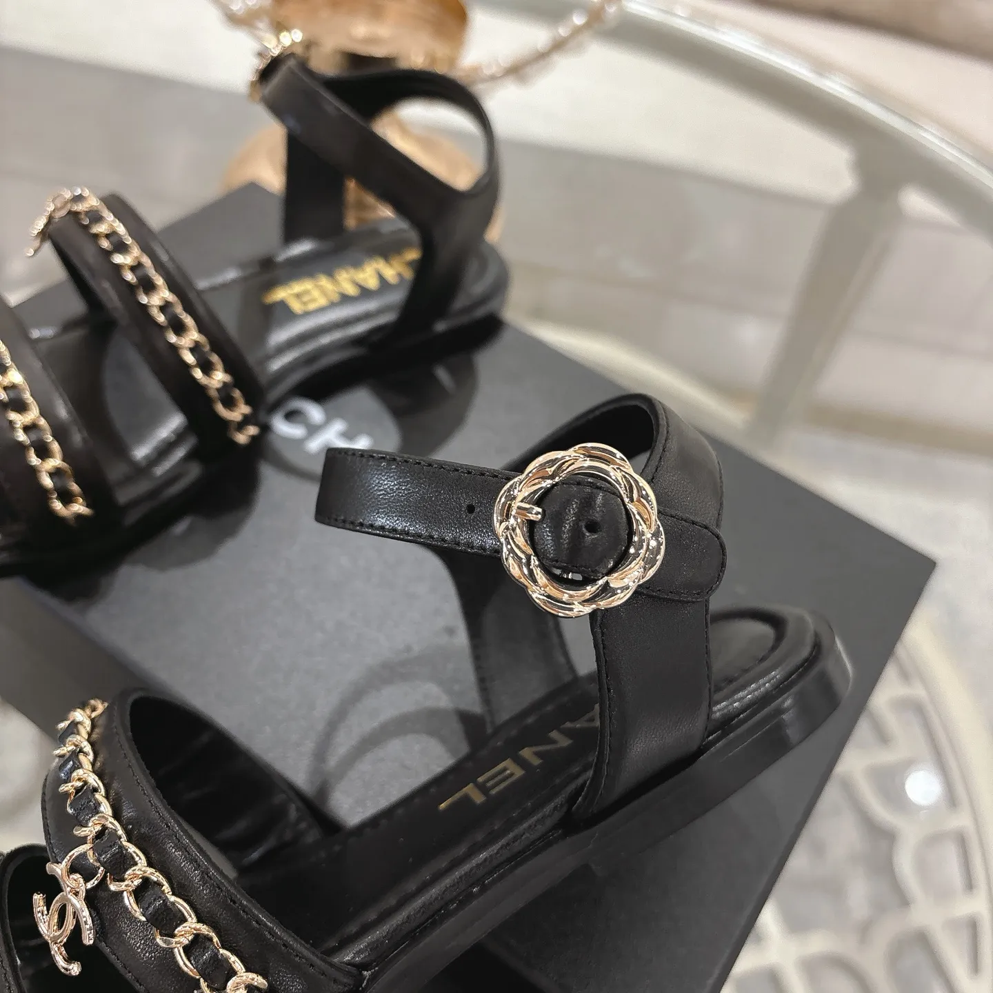 👟👟Ex-factory price 560👟👟Chanel Xiaoxiang 2025ss spring and summer latest catwalk fashion chain decoration top quality! Accurate to 1:1, light luxury without tiring the feet, the upper foot can be matched with spring and summer clothes at will, highlighting texture and taste, simple yet luxurious appearance, even if it is just a pair of sandals, it is definitely a must-have pair in the summer shoe cabinet. Upper: imported lambskin. Lining: imported sheepskin lining. Outsole: original customized outsole. Size: 35-40 (40.41.42 custom-made, non-returnable)